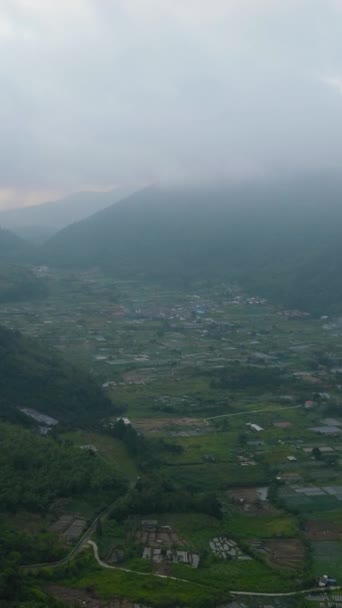 Dağların Arasında Küçük Bir Kasaba Bir Dağ Vadisinde Tarım Arazisi — Stok video