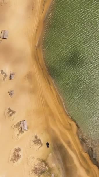 熱帯の砂浜と青い海の景色を上から眺めることができます スリランカのカルピティヤ — ストック動画