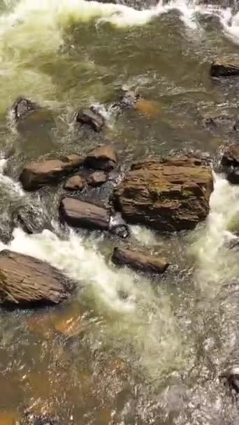 Draufsicht Auf Stürmischen Gebirgsfluss Zwischen Felsen Dschungel Sri Lanka — Stockvideo