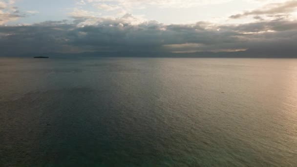 Ocean Valuri Împotriva Cerului Nori Apusul Soarelui — Videoclip de stoc