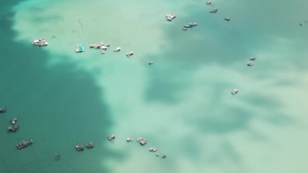 ターコイズブルーの水とボートで湾の空中ビュー バラバック パラワン フィリピン — ストック動画