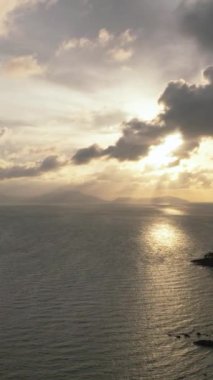 Tropiklerde denizin üzerinde gün batımı. Deniz Burnu. Weh Adası. Endonezya.