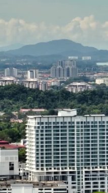 Modern binaları olan Kota Kinabalu şehri. Borneo, Sabah, Malezya.