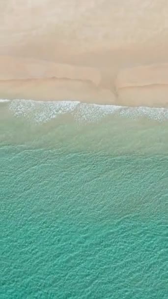 Dron Aéreo Hermosa Playa Arena Mar Surf Con Olas Borneo — Vídeos de Stock
