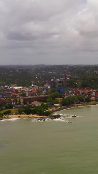 道路のある海岸からのガレルの街の空中ビュー スリランカの垂直ビデオ — ストック動画
