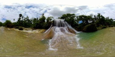 Yeşil ormandaki şelale. Lusno ormana düşer. Filipinler. VR 360.