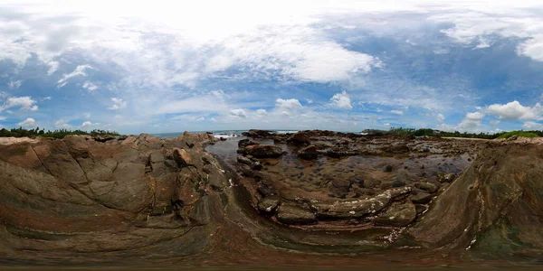 Βραχώδης Ακτή Φοίνικες Και Ωκεάνια Κύματα Σρι Λάνκα 360 Panorama — Φωτογραφία Αρχείου