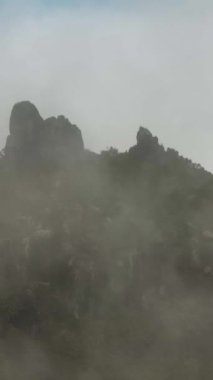 Sis ve bulutlarda dağ yamaçları. Sumatra, Endonezya.
