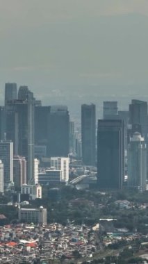 Gökdelenleri ve yerleşim alanları olan Jakarta şehrinin havadan görünüşü. Endonezya.