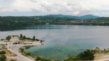 Su basmış dibi olan maden ocağı. Kum çukurunun yanında mavi suyu olan bir göl. Sipalay, Zenciler, Filipinler.