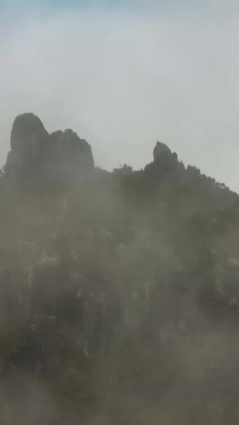 Berghellingen Mist Wolken Sumatra Indonesië — Stockvideo