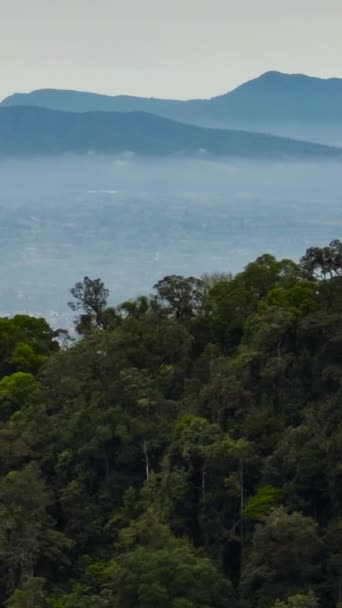 Orman Yağmur Ormanlarıyla Dağların Arasındaki Şehrin Havadan Görünüşü Berastagi Sumatra — Stok video