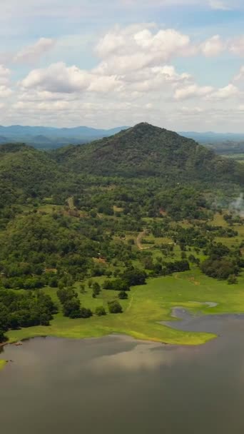 Vista Aérea Belo Lago Selva Vale Contra Fundo Montanhas Nuvens — Vídeo de Stock