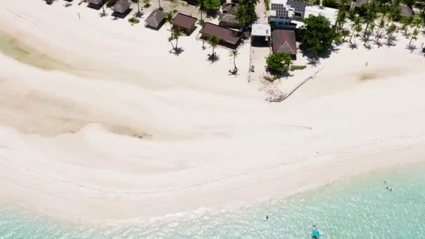 Lotnicze Drony Piaszczystej Tropikalnej Plaży Palmami Błękitnym Morzem Wyspa Bantayan — Wideo stockowe