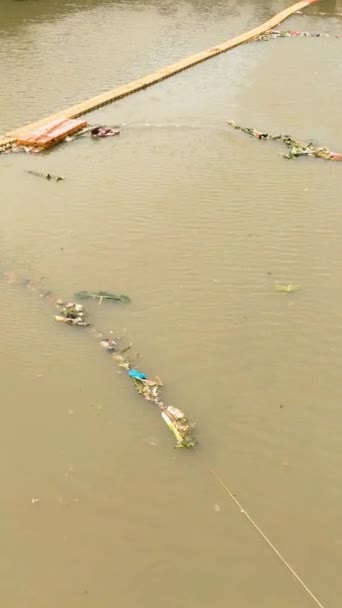 Πλέοντας Εμπόδιο Για Σταματήσουν Συντρίμμια Στον Ποταμό Ciliwung Τζακάρτα Ινδονησία — Αρχείο Βίντεο