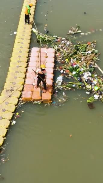 Jakarta Indonesia October 2022 Workers Floating Garbage Trap Clear River — Stock Video