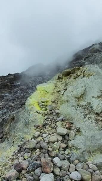 锡巴亚克山斜坡上的硫磺沉积物覆盖的蒸汽石 印度尼西亚苏门答腊 — 图库视频影像