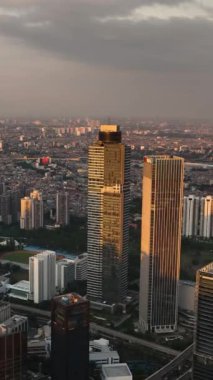 Jakarta şehir merkezinin hava aracı ve gün batımında gökdelenleri. Şehir manzarası. Endonezya.