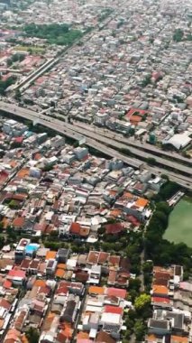 Jakarta 'daki otoban ve yerleşim alanlarının havadan görüntüsü. Endonezya.