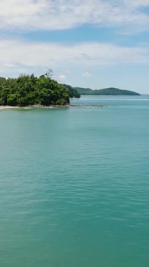 Tropiklerde kristal berrak su bulunan tropikal plajın havadan görünüşü. Borneo, Malezya.
