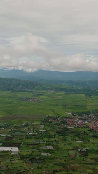 空中无人侦察机的山地景观与绿色的山丘和农田 Kayu Aro 印度尼西亚苏门答腊 — 图库视频影像