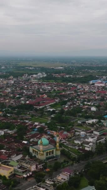 Flygdrönare Medan Huvudstad Och Största Stad Den Indonesiska Provinsen North — Stockvideo