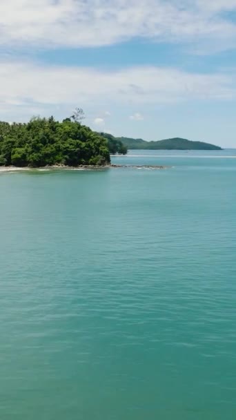 Luftaufnahme Vom Tropischen Strand Mit Kristallklarem Wasser Den Tropen Borneo — Stockvideo