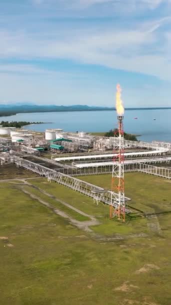 建設やフレアスタックと石油精製工場 地上タンクは石油精製所に石油とガスを貯蔵する マレーシアのサバ州ボルネオ — ストック動画
