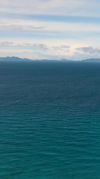 島と雲と青空と青い海 海の上を飛ぶ インドネシア — ストック動画