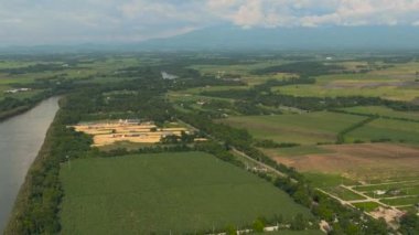 Çiftçilerin tarlalarından akan tarımsal araziler ve bir nehir. Hinigaran Nehri. Zenciler, Filipinler
