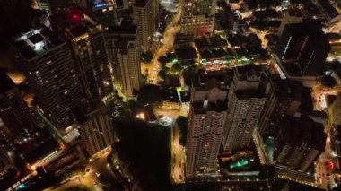Kuala Lumpur, Malezya - 11 Eylül 2022: Geceleri Kuala Lumpur şehrinde sokaklar ve gökdelenler.