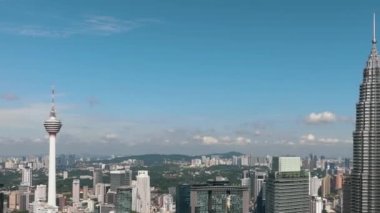 Kuala Lumpur, Malezya - 11 Eylül 2022: Petronas ikiz kuleleri ve Menara Kuala Lumpur ile Kuala Lumpur şehri.