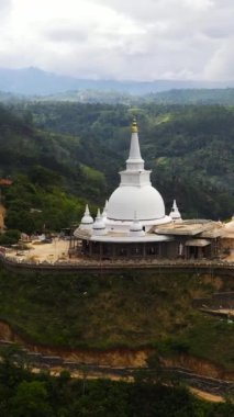 Dağ tepesindeki Mahamevnawa Budist Manastırı 'nın havadan görünüşü. Bandarawela, Sri Lanka. Dikey video.
