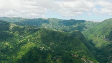 Yağmur ormanları ve tarım arazileri olan bir dağ vadisi olan dağ yamaçlarının insansız hava aracı. Cebu Adası, Filipinler.