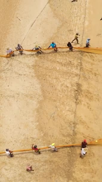 スリランカ 2021年8月25日 ビーチの漁師が魚の網を内側に引っ張る トリノコマリー バーティカルビデオ — ストック動画