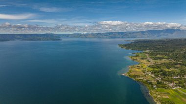 Samosir 'in en üst manzarası, Endonezya' nın Sumatra adasının kuzeyinde yer alan Toba Gölü 'ndeki büyük bir volkanik adadır.