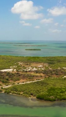 Mavi denizde tropikal bitki örtüsü olan adaların en üst görüntüsü. Sri Lanka 'da deniz manzarası.