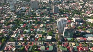 Manila şehrinin hava aracı. Asya 'nın en büyük metropolü. Gökdelenleri ve modern binaları var. Filipinler.