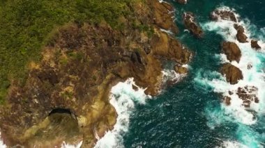 Kayalık bir adaya düşen dalgaların hava görüntüsü. Santa Ana, Cagayan. Filipinler.