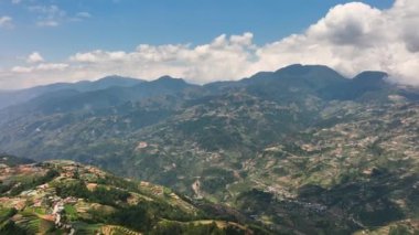 Dağlık bir vilayetteki yamaçlardaki pirinç teraslarının hava manzarası. Filipinler, Luzon.