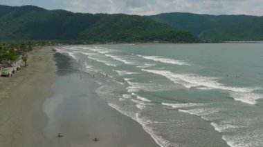 Otellerin ve turistlerin bulunduğu sahil, Filipinler 'de sörf yapmak için ünlü bir yer. Sabang Sahili, Baler, Aurora, Filipinler.