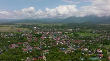 Dağlık Aurora ilindeki Baler şehrinin havadan görünüşü, dağlar ve tarım arazileri arasında yer almaktadır..