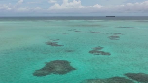 Flygfoto Lagunens Yta Atoll Och Korallrev Kopiera Utrymme För Text — Stockvideo