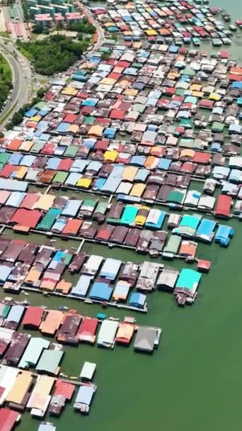 Rybářská Vesnice Dřevěnými Domy Chůdách Moři Sandakan Borneo Malajsie — Stock video