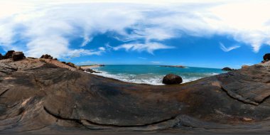 Okyanus sörflü Rocky sahili. Panama Sahili, Sri Lanka. 360 panorama VR.