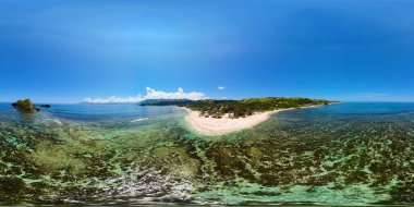 Tropik kumlu sahil ve mavi deniz. Pagudpud. Filipinler. VR 360.