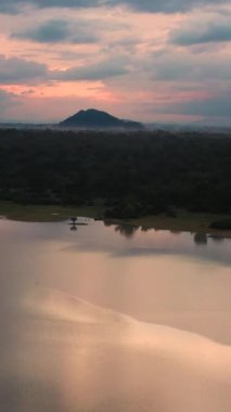 Gün batımında Sri Lanka 'da ormanlar ve dağlar. Panama Wewa Gölü. Arugam Körfezi.