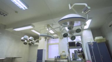 Ameliyathane ekipmanları ve bir veteriner kliniğinde tıbbi cihazlar. Hastanede cerrahi operasyonlar için tablo. Modern klinik ameliyat odasında iç.