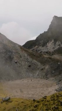 Dumanlı ve fümerollü aktif volkan Sibayak. Sumatra, Endonezya.