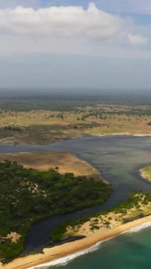 Plajları ve tropikal bitki örtüsüyle Sri Lanka sahilinin en üst manzarası.